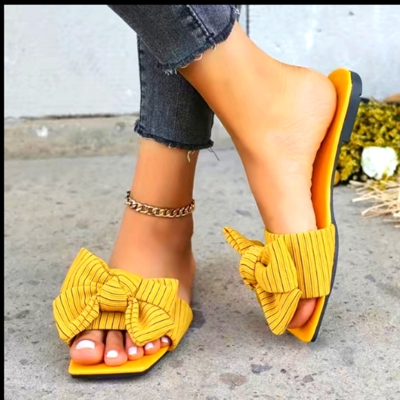 Pretty Sandals 🩴 - Picture 3 of 4